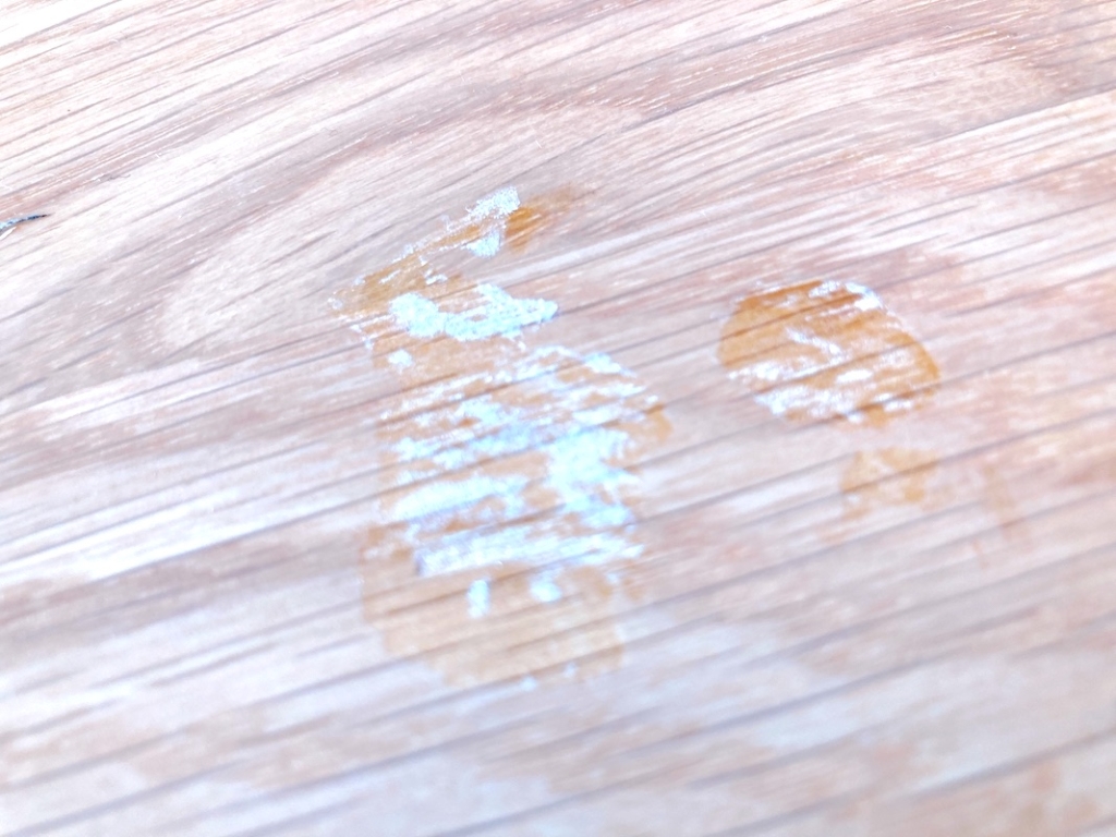 ジェルネイルリムーバーで塗装がとけてしまったテーブルの天板