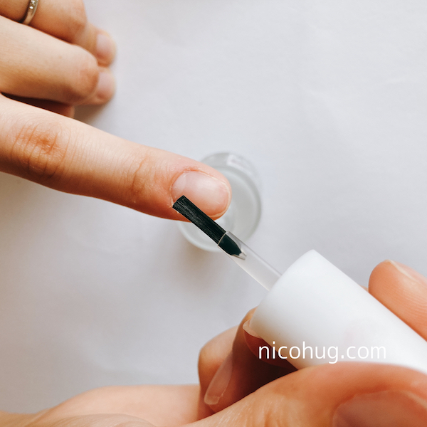 ネイルシールの貼り方
1.シールを貼る前に指先を綺麗に洗って、爪の油分や水分を除去しておきます。